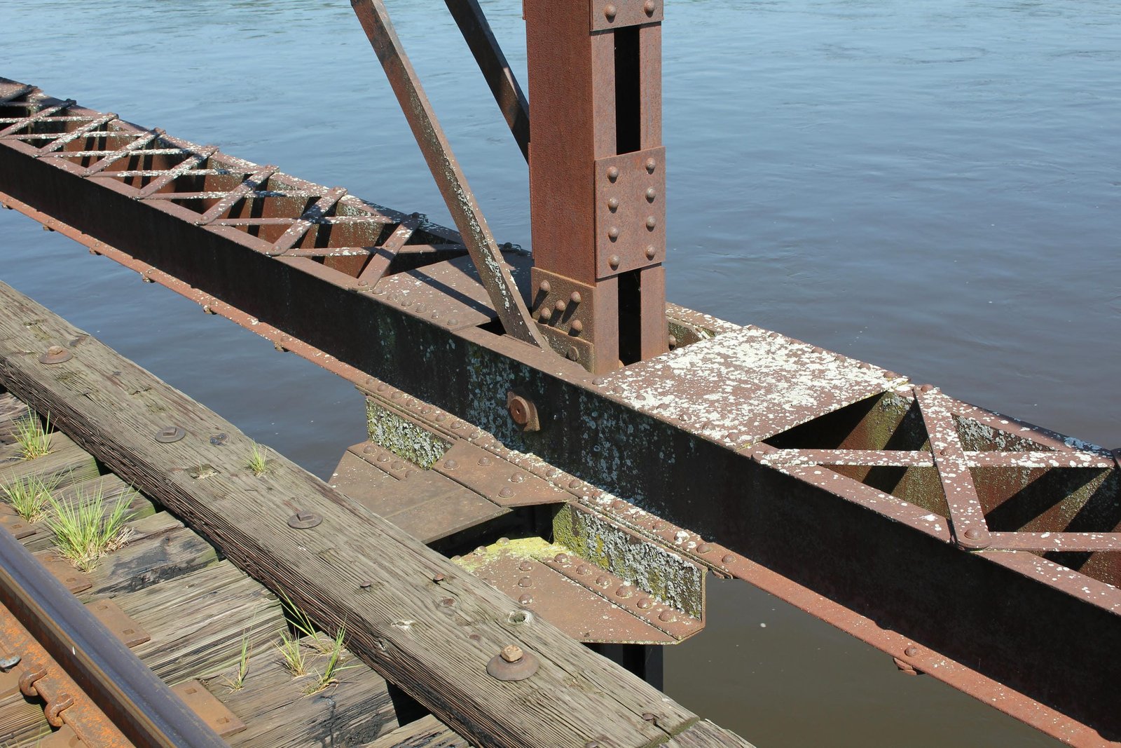 Lower connection, swing span (span #8)